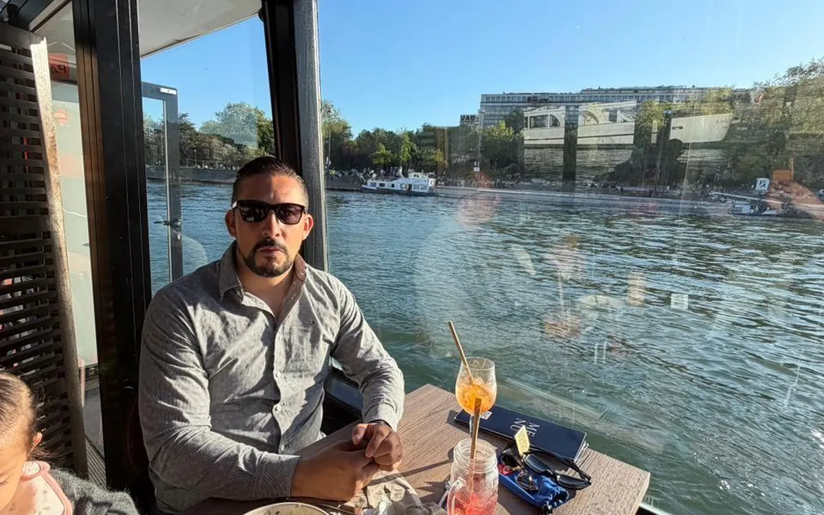 A live singer performing for guests at their tables on a Seine dinner cruise in Paris